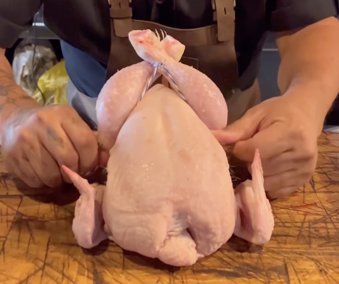 como atar el pollo para cocinarlo al horno o la parrilla