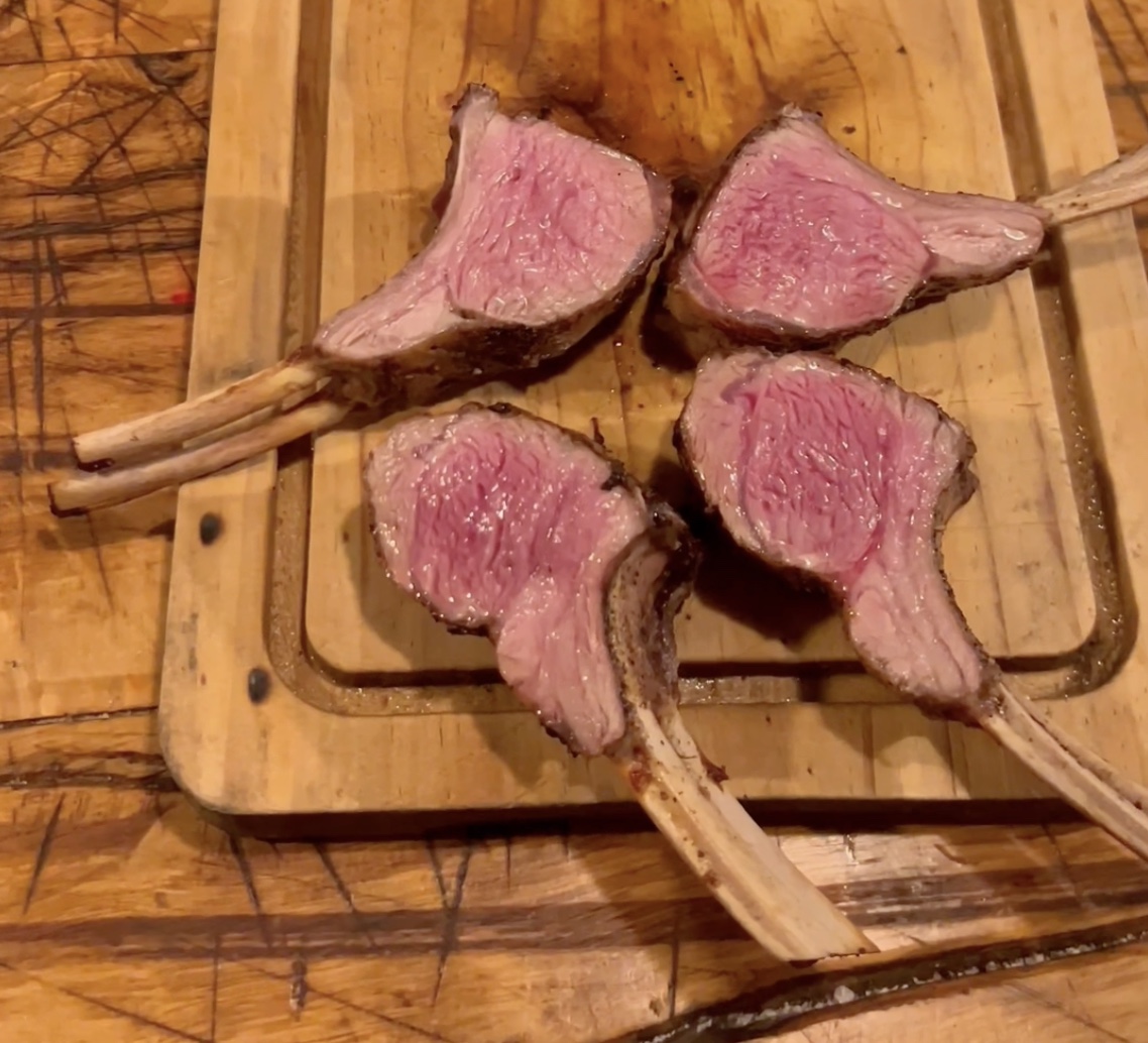 Rack de cordero a la parrilla son salsa gremolata