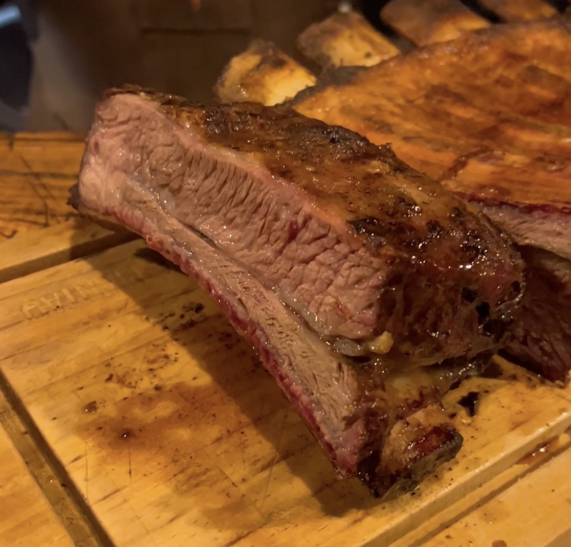 asado de costillar a la parrilla con salmuera de ají
