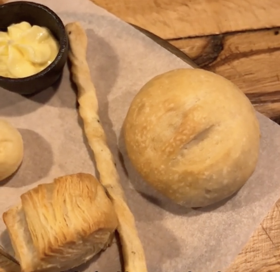 Así es el pan artesanal de Piantao acompañados con mantequilla casera de leche de vaca jersey