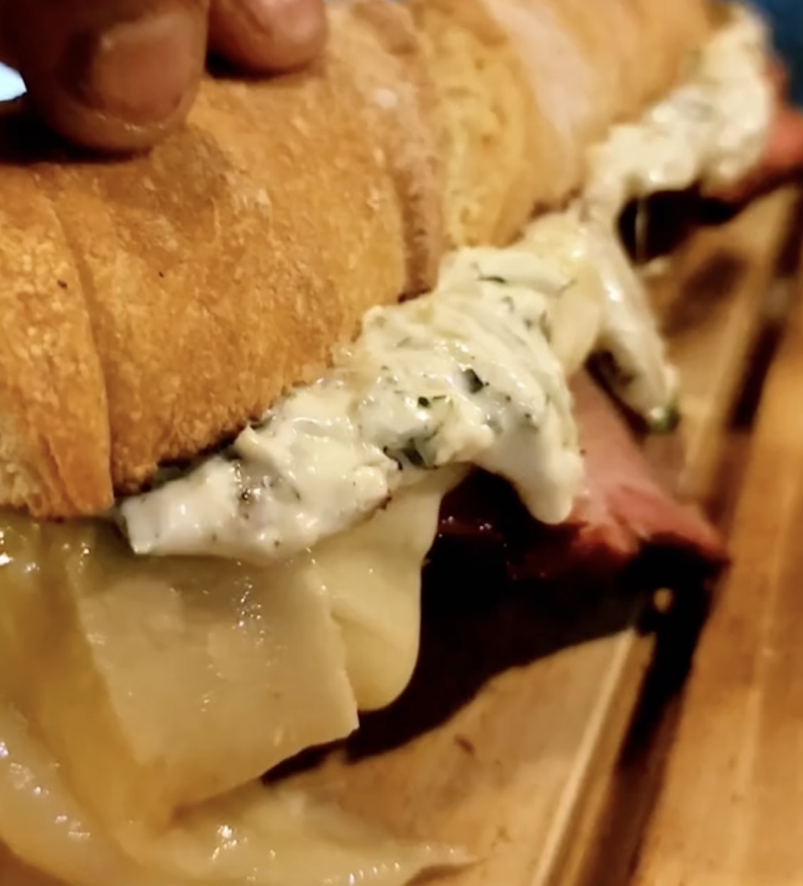 Cómo Preparar el Perfecto Bocadillo de Tapa de Asado Ahumada por Javier Brichetto