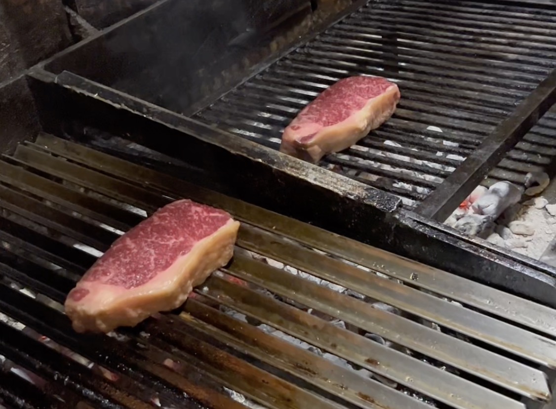 Bife de chorizo a la parrilla: comparamos hierro en V con hierro redondo